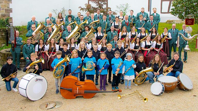 Gruppenfoto mit dem Bläser-Nachwuchs in Michelau: Das Blasorchester und die Jugendlichen der Bläserklasse.