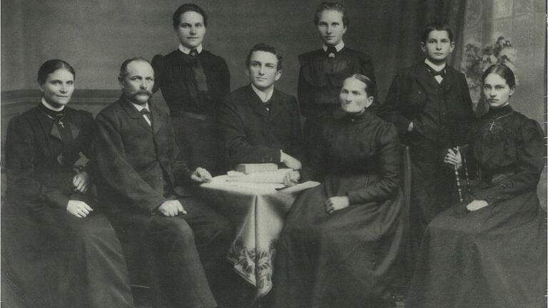 Das Familienbild zeigt von links: Rosa, Vater Franz Alois Grimm, Theresia (Sr. Clemens Maria), Alois Grimm, Maria (Sr. Agnata), Mutter Maria Theresia geb. Düll, Alfons und Anna