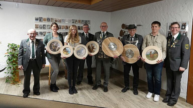 Könige und Scheibengewinner (von links): 1. Sportleiter Reinhard Beutel, Tatjana Helmschrott (Ehrensch. LG), Vizejugendkönigin Eva Lutz (Ehrensch. Jugend), 2. Sportleiter Dieter Müller, Schützenkönig Armin Werner (Ehrensch. LP), Vizekönig Rainer Allmann, Jugendkönig Benno Männling, 1. Schützenmeister Alexander Schäflein.