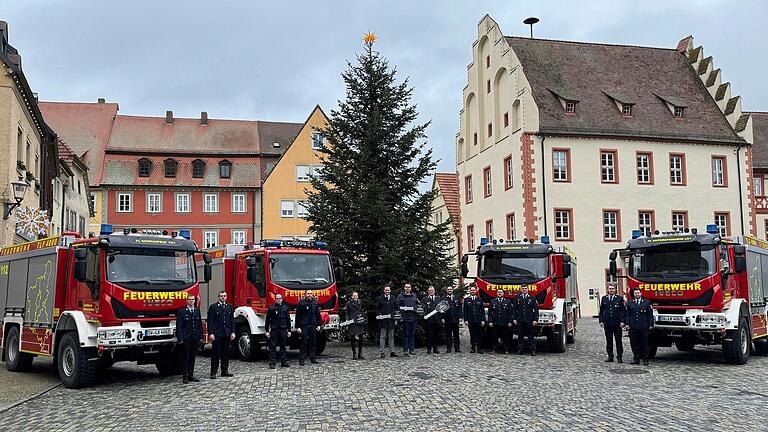 Die Führungsriegen der Feuerwehren Schwanfeld, Gerolzhofen, Schonungen und Unterspiesheim bei der Fahrzeugübergabe auf dem Marktplatz Gerolzhofen mit Oberregierungsrätin Sonja Weidinger (Leiterin Abteilung Öffentliche Sicherheit und Ordnung), Landrat Florian Töpper, Florian Zippel (Arbeitsbereichsleiter Katastrophenschutz und Feuerwehrwesen), Kreisbrandrat Holger Strunk, Kreisbrandinspektor und designierter Kreisbrandrat Alexander Bönig sowie Kreisbrandinspektor Andreas Schraut.