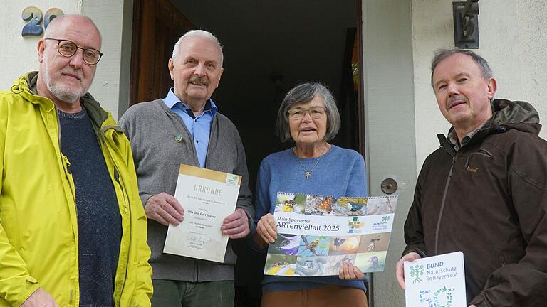 Kreisgruppen-Vorsitzender Erwin Scheiner überreichte Gert und Ulla Mayer zusammen mit Karl Seufert (von links) die Goldene Ehrennadel des Verbandes.