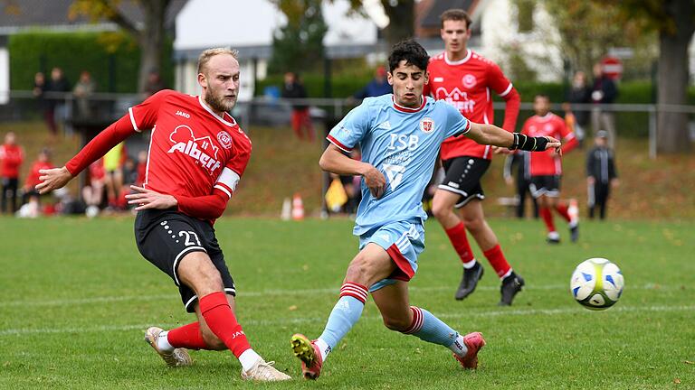 Dominik Popp (links, FT Schweinfurt) hat Rodrigo Lourenco (TuS Röllbach) versetzt und schließt ab. Der FTS-Kapitän traf zum 1:1-Ausgleich.