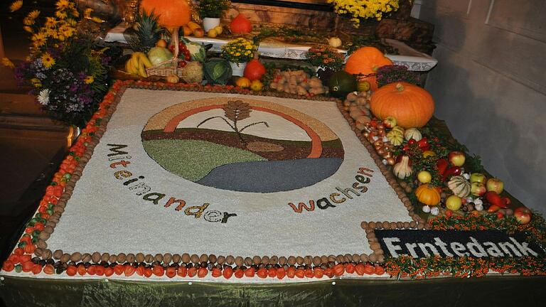 Aufwendiges Erntedankbild in der Kirche in Wolfsmünster.