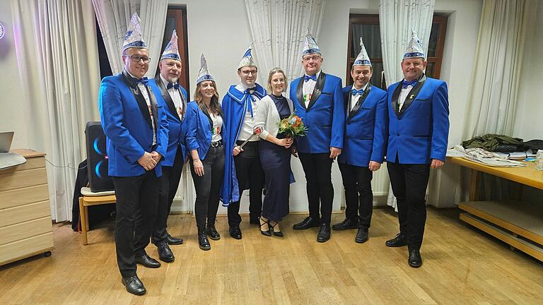 Der Sechserrat mit Sprecher Oli Stark (links) mit dem neuen Prinzenpaar Fabian I. und Eva I. (beide in der Mitte).