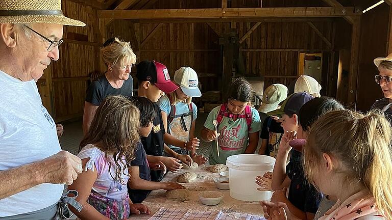 Brote wurden im Sommerferienprogramm im Museum Herrenmühle gebacken.       -  Brote wurden im Sommerferienprogramm im Museum Herrenmühle gebacken.