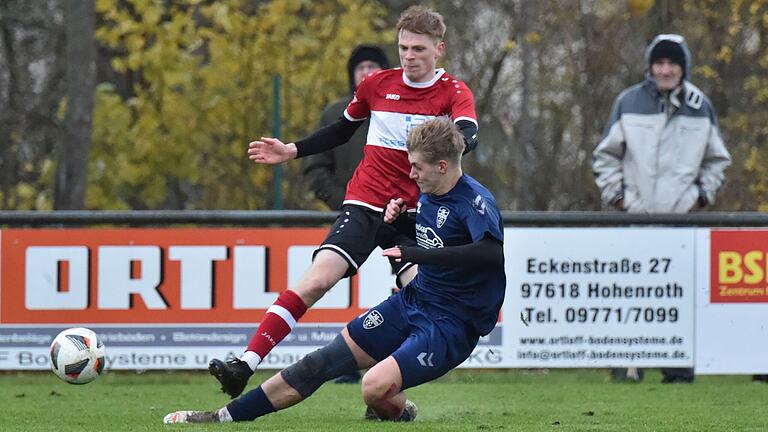 Kampf ist Trumpf: Ben Sator (vorne) und die SG Brendlorenzen/Windshausen gewannen das emotionsgeladene Derby beim FSV Hohenroth (hinten Jannik Fromm) knapp mit 3:2.