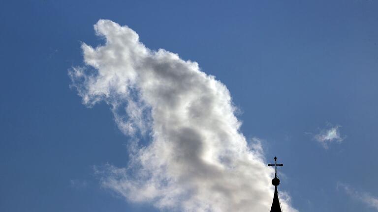 Sonne und Wolken über Wallfahrtskirche       -  Katholikinnen und Katholiken sind am Sonntag zur Wahl aufgerufen. (Symbolbild)