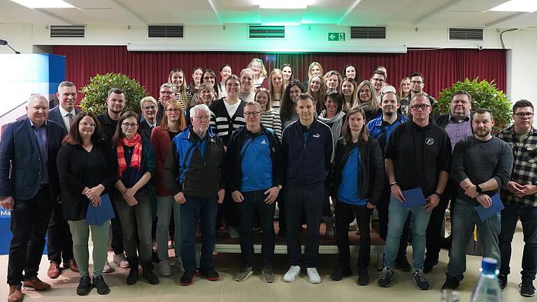 Das Bild zeigt die sportlichen 'Aushängeschilder' der Gemeinde Röthlein in Fußball, Korbball und Tennis, zusammen mit Röthleins drei Bürgermeistern.