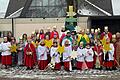 37 junge Sternsingerinnen und Sternsinger versammelten sich am Dreikönigstag mit Simone Seufert (Dritte von links) und Eva Baunach (Zweite von rechts) zu einem Gruppenfoto, bevor sie sich auf den Weg zu allen Häusern Euerbachs machten.