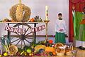 Wie in der Gelchsheimer Kirche, wo Pfarrer Tiando  den Gottesdienst hielt, wird das Erntedankfest allerorten in den Kirchen gefeiert. Mit auf dem Bild Ministrant Samuel.