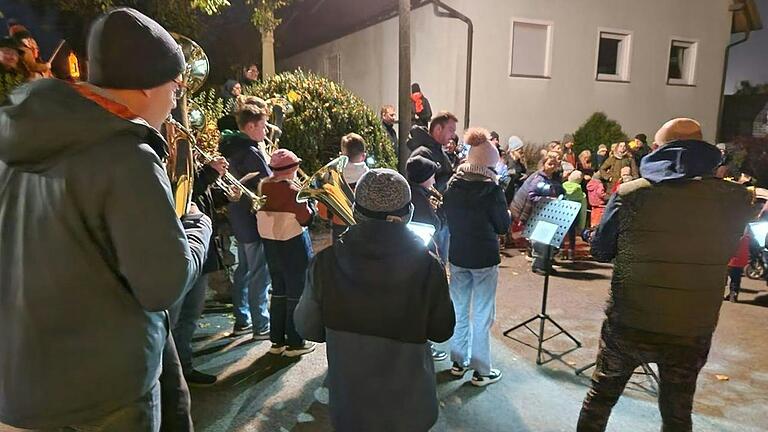 Die jungen und die älteren Püssensheimer Musikanten unterhalten die Gäste bei der Martinsfeier.