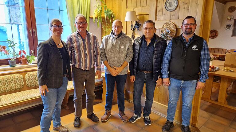 Das Team des&nbsp;Forstbetrieb Ebrach (von links): Forstbetriebsleiterin&nbsp; Barbara Ernwein, die Forstwirte Rainer Uri und Armin Grosser, Forstwirtschaftsmeister Richard Engert und Personalratsvorsitzender Frank Binder