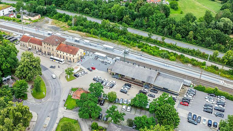 Das Lokwerk in Haßfurt (rechts) befindet sich direkt neben dem Bahnhof (Archivfoto).