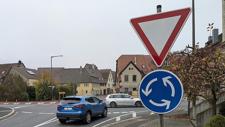 Der provisorische Mini-Kreisverkehr in Winterhausen soll nach einer Testphase nun dauerhaft bleiben.