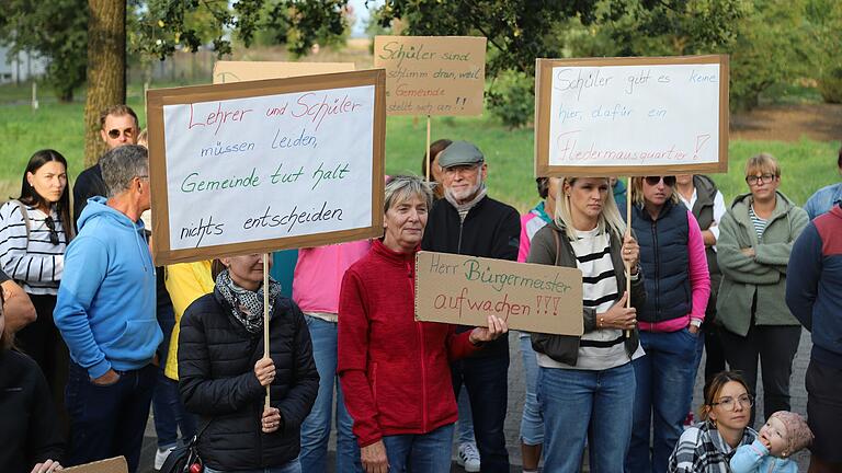 Die vorläufig gestoppten Planungen für den Neubau der Grundschule in Unterspiesheim waren Anlass für eine Demonstration vor dem Rathaus am ersten Schultag. Nicht nur in der Gemeinde Kolitzheim, auch in Gerolzhofen ruhen aktuell die Pläne für ein neues Schulgebäude, in jenem Fall als Ersatz für die sanierungsbedürftige Grund- und Mittelschule am Lülsfelder Weg.