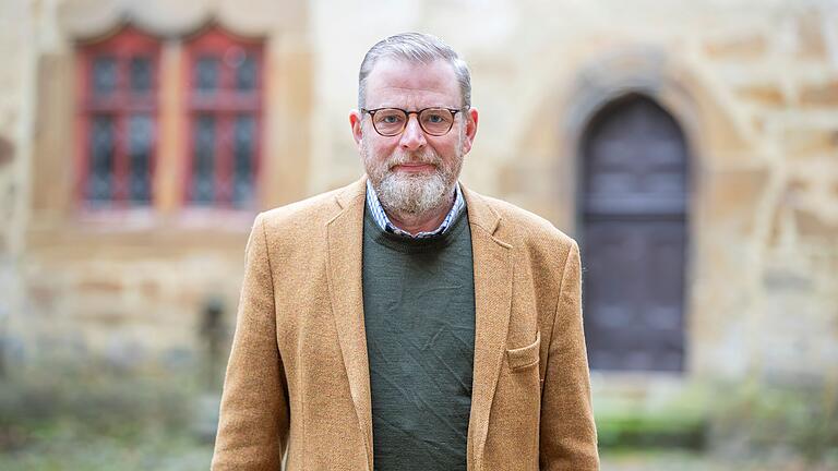 Karl Graf Stauffenberg im Innenhof seines Wasserschlosses Irmelshausen. Der Grabfelder ist Direktkandidat der FDP im Wahlkreis 247 für die Bundestagswahl 2025 am 23. Februar.