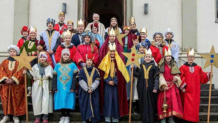 Achtundzwanzig begeisterte Sternsinger aus Frankenwinheim waren bei der größten Kinder-Solidaritätsaktion am Dreikönigstag dabei. Sie brachten nicht nur den Segen „Christus segne dieses Haus“ mit, sondern sammelten auch Geldspenden für Kinder in Not und traten somit für die Rechte der Kinder weltweit ein.