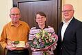 Unzählige ehrenamtliche Stunden haben die Eigenheimer Stettbach dem Ehepaar Siegbert und Marita Vogel zu verdanken. Vorsitzender Norbert Dotzel (rechts) überreicht den beiden einen Gutschein und einen Blumenstrauß.