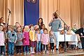 Die Kinder aus dem Kindergarten „Arche Noah“, der beim Dorfgemeinschaftsfest offiziell eröffnet wurde, gestalten den ökumenischen Gottesdienst mit Liedeinlagen und Vorträgen mit. Rechts der evangelische Pfarrer Oliver C. Habiger und die kath Gemeindereferentin Birgit Kuhn.