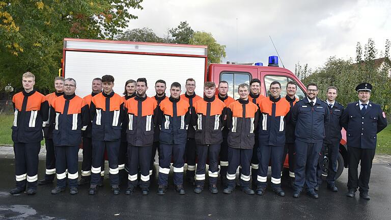 Das Bild zeigt die Feuerwehrkameraden nach der Ablegung der Leistungsabzeichen. Mit auf dem Bild sind Kreisbrandmeister Oliver Lutz (zweiter von rechts) und Kreisbrandinspektor Alexander Bönig (Dritter von rechts).