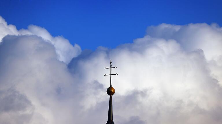 Wolken türmen sich über Kirchturm       -  Der Kirchturm gehört in Bayern zu fast jedem Dorf. (Symbolbild)