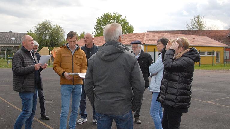 Die Damen und Herren des Markt Einersheimer Gemeinderats beraten auf dem Areal für Begegnungs-, Bildungs- und Freizeitzentrum. Jetzt folgen ein Bodengutachten und die Vermessung als nächste Planungsschritte.