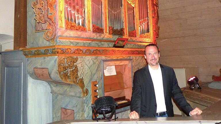 Frauenkirchenkantor Matthias Grünert an der Daniel-Felix-Streit-Orgel in Irmelshausen.