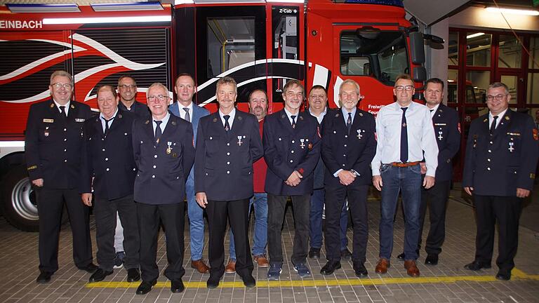 Für 40 Jahre Feuerwehrdienst wurden geehrt: Roland Geheb, Peter Fuß, Franz Grosser, Lothar Blaurock, Herbert Raab, Peter Müller, Matthias Bäuerlein, Mathias Stahl und Norbert Wirth. Dafür dankten (hinten von links): Kreisbrandrat Ralf Dresse, Bürgermeister Matthias Bäuerlein, stellvertretender Landrat Michael Ziegler sowie KBM Thomas Neeb und KBR Dominik Mroz (von rechts).