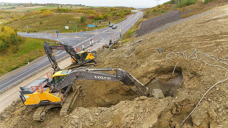 Die Mängel nach der Sanierung des Böschungsrutschs an der B279 zwischen Bad Königshofen und Bad Neustadt auf Höhe der Autobahnauffahrt zur A71 verlängern die Bauarbeiten.