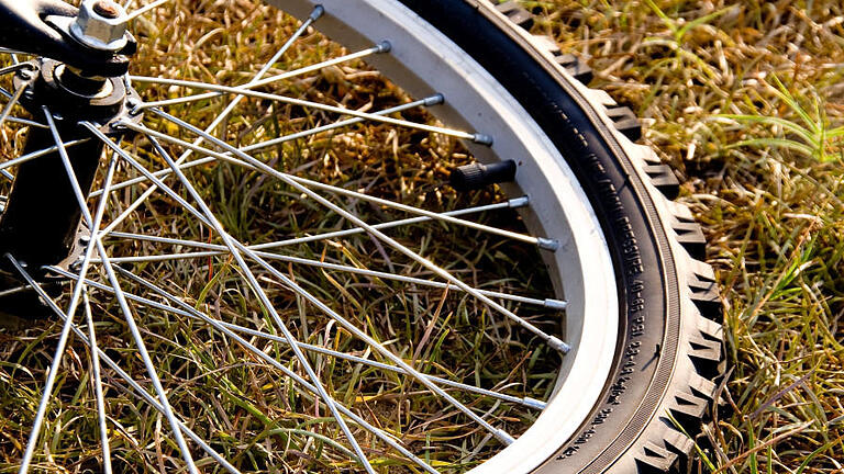 Ein Fahrradfahrer stürzt in Wasserberndorf und verletzt sich.