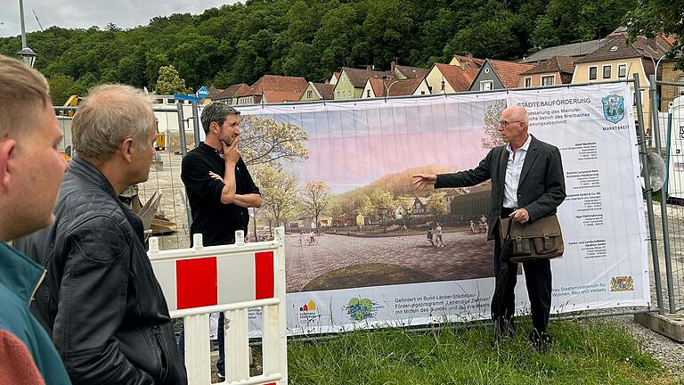 Wie das neugestaltete Mainufer in Marktbreit aussehen könnte, erklärte Bürgermeister Harald Kopp (rechts) den Stadträten Maximilian Zink, Volker Iglhaut und Planer Christoph Lamprecht (von links) bei einem Ortstermin im Juni erläutert. Jetzt steht fest, wie die Kioske aussehen sollen.