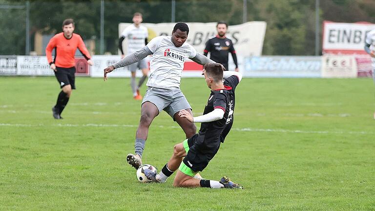 Mohamed Conte (links, gegen Türkiyemspors Ruslan Nyukhalov) und sein FC Sand hatten keinerlei Probleme mit den Aufsteigern aus Schweinfurt.