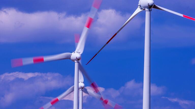 Der Windkraftausbau soll wieder Fahrt aufnehmen. Stadtlauringen meldet jetzt vier mögliche Flächen für Windkraftanlagen.