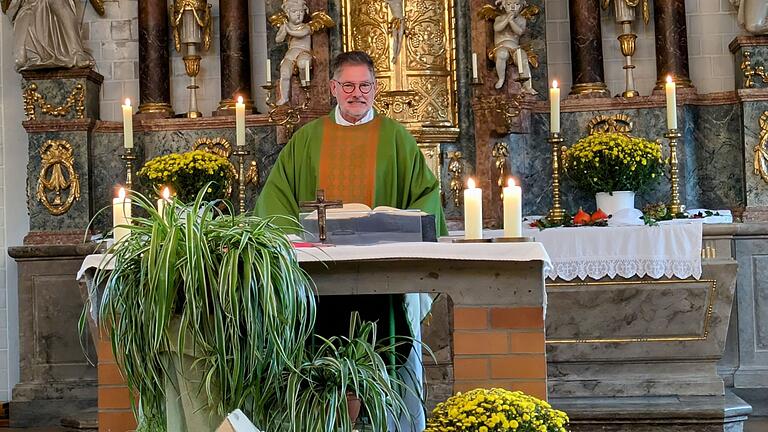 Auf dem Foto: Peter Herrmann, ehem. Pfarrer beim Festgottesdienst und Modell des Pfarrzentrums.