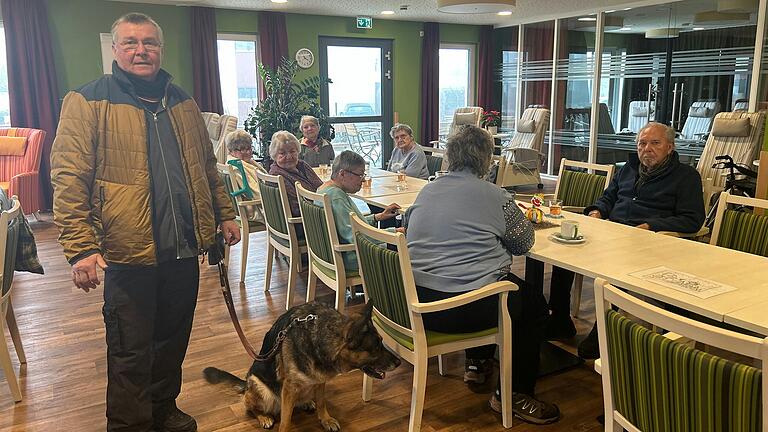 Auf dem Foto: Personenspürhund Bella zu Besuch in der AWO Tagespflege am Sonnenteller.