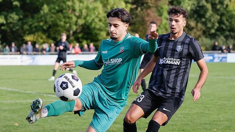 Antonius Cosar (links) vom TSV Abtswind behauptet den Ball vor Fabio Tudor vom TSV Karlburg: Die Abtswinder treten am letzten Spieltag der Bayernliga-Hinrunde beim VfB Eichstätt an.