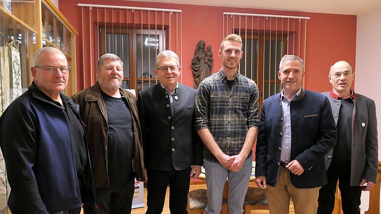 Sie waren bei der Vereidigung von Andre Pfeuffer dabei (von links): Stefan Völker (Obmann Hafenlohr), Helmut Kern (Feldgeschworener Windheim),  Bernd Stahl (Obmann Windheim), Andre Pfeuffer (Feldgeschworener Windheim), Bürgermeister Thorsten Schwab und Wolfgang Ostheimer (Feldgeschworener Windheim).