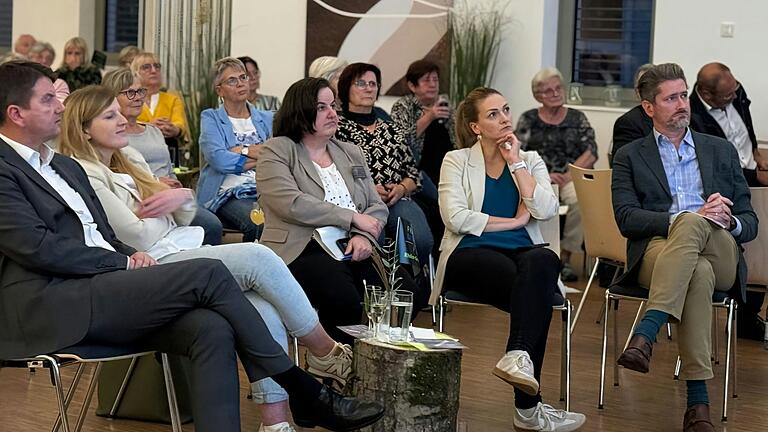 Gäste der Veranstaltung&nbsp; (vorn von links):&nbsp; Staatssekretär Sandro Kirchner, Hannah Gilles, Sonja Reubelt, Judith Gerlach und Georg Münzenrieder (Ministerialrat)