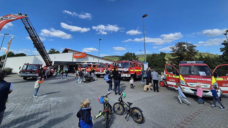 Große Fahrzeugschau beim Tag der Feuerwehr.