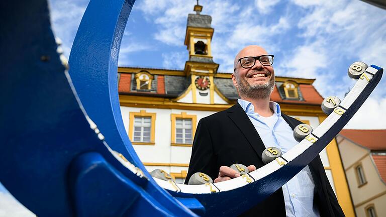 Bürgermeister Steffen Romstöck vor seinem neuen Arbeitsplatz, dem Röttinger Rathaus.&nbsp;