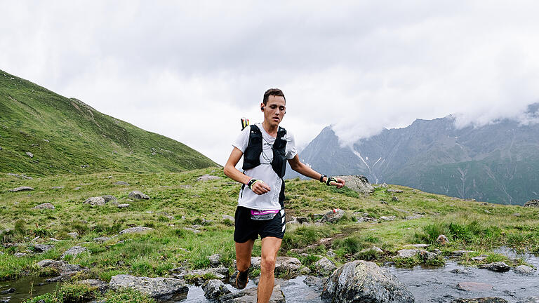 Robin Wilm: Grenzerfahrungen beim 100-Meilen-Lauf in Nizza       -  Vom Fußball auf den Trailsport ist Robin Wilm umgeschwenkt. Beim 100-Meilenlauf im Süden Frankreichs meisterte der Rottershäuser seine bislang größte Herausforderung.