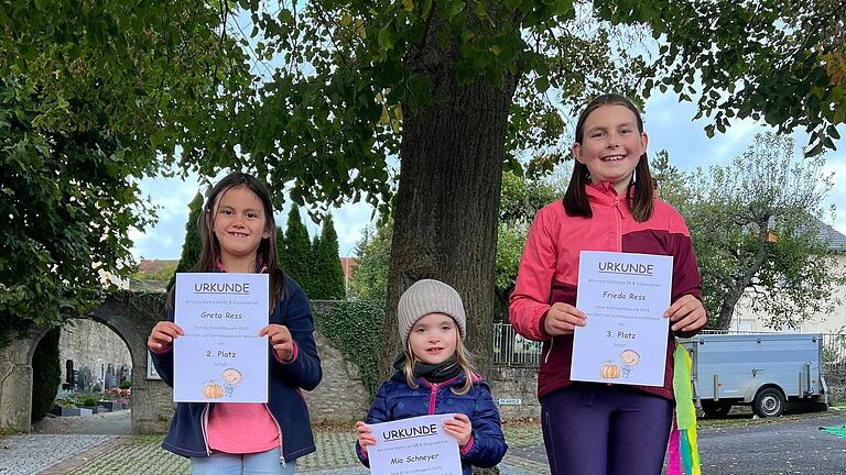 Die Gewinner des Kürbiswettbewerbs von links: 2. Platz Greta Ress, Siegerin Mia Schneyer und 3. Platz Frieda Ress.