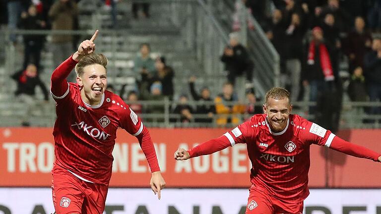 Die Torschützen Fabian Wessig (links) und Benyas Junge-Abiol bejubeln das 2:0 der Würzburger Kickers gegen Wacker Burghausen.