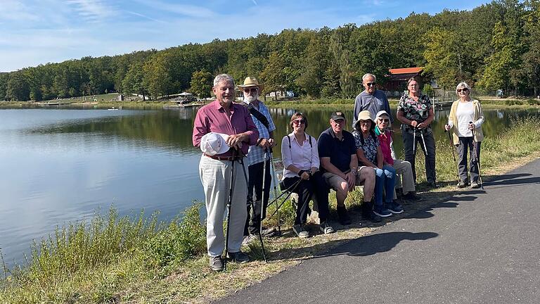 Die Wandergruppe vor dem See.