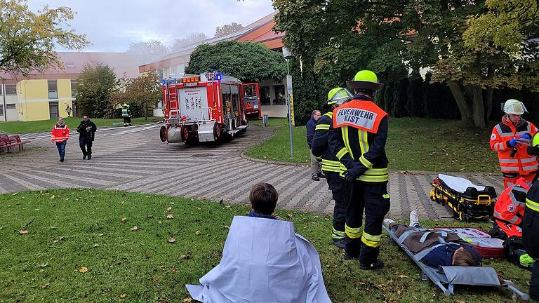 Übungssituation war eine Rauchentwicklung, die durch eine Verpuffung aufgrund von Bauarbeiten im Haus 15 im St. Josefs-Stift entstand.