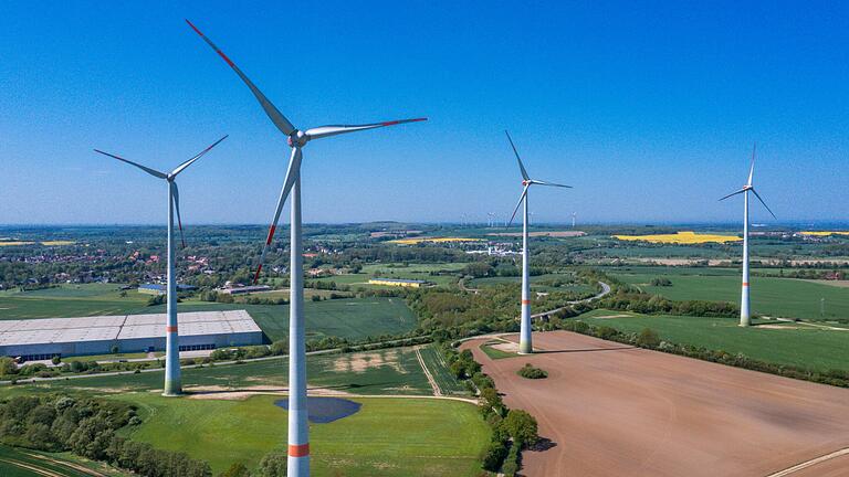 Zum geplanten Windpark im WK 61-Gebiet zwischen Lülsfeld und Frankenwinheim soll es demnächst Informationen für die Öffentlichkeit geben. Das kündigt der Investor an und verweist auf ein Gespräch mit drei Bürgermeistern am Montag. Unterdessen haben Recherchen ergeben, welche konkrete Summe allen Eigentümern für die Nutzung ihrer Grundstücke gezahlt werden soll.