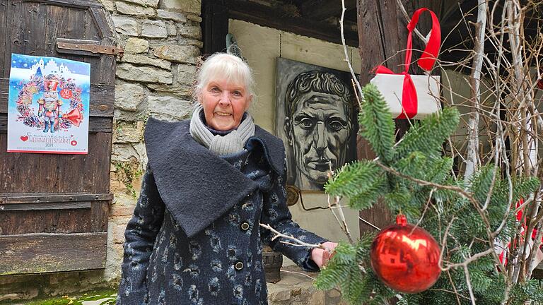 Mittendrin im Organisieren des 40. Sommerhäuser Weihnachtsmarkts ist seine Erfindering, die Malerin Annadora Diller-Köninger.