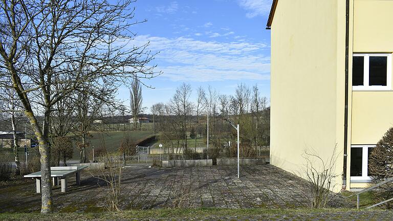 Neben der ehemaligen Schule soll der Lagerplatz für den Hackschnitzelbunker entstehen