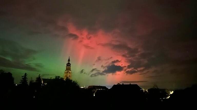 Auch über dem Nachthimmel von Bad Königshofen waren Polarlichter zu sehen. Mit blankem Auge war das zwar nicht ganz einfach, aber moderne Kameras machen das Nordlicht durch lange Berlichtungszeiten sichtbar.