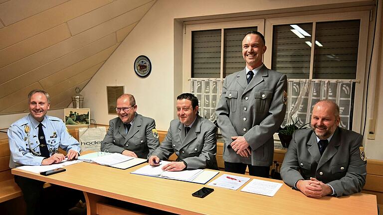 Die gut aufgelegte Vorstandschaft der Soldaten- und Reservistenkameradschaft (SRK) Schallfeld von links: Reservistensprecher Peter Pfister, Kassier Roland Bäuerlein, Schriftführer Marco Blattner, Vorsitzender Daniel Lenhard und 2. Vorsitzender Michael Lenhard.